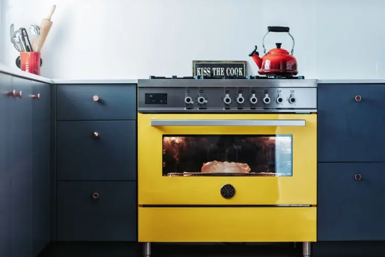 Варочный центр Bertazzoni, 6 газовых конфорок и многофункциональный электрический шкаф, 90 см, желтый