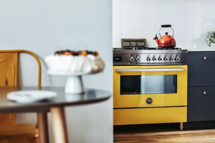 Варочный центр Bertazzoni, 6 газовых конфорок и многофункциональный электрический шкаф, 90 см, желтый